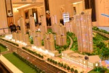 荣盛华府的沙盘模拟图，项目包括高层、小高层、洋房以及商铺。