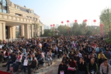 10月25日，郑州公园道1號的盛大开盘。开盘场面超乎想象的火爆，二次开盘以半日销售400多套的骄人的业绩，沸腾郑州。此图为等候区图片。