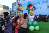 小丑为孩子们制作气球马