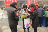 2014年1月31日上午，融侨悦城年货特卖货活动在营销中心火热开启。工作人员把永辉超市搬到售楼部。
