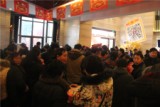 2014年1月31日上午，融侨悦城年货特卖货活动在营销中心火热开启。工作人员把永辉超市搬到售楼部。