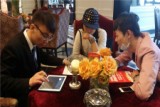 中海康城一名置业顾问在向意向网友介绍户型