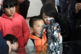 孩子们对机器人很感兴趣。