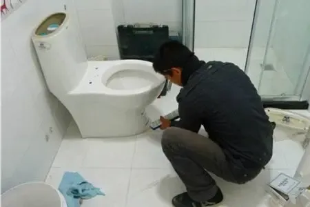 马桶底部漏水如何修理 马桶底部漏水的原因是什么 手机房天下知识